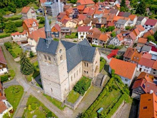 Blick auf die Kirche und die Immobilien