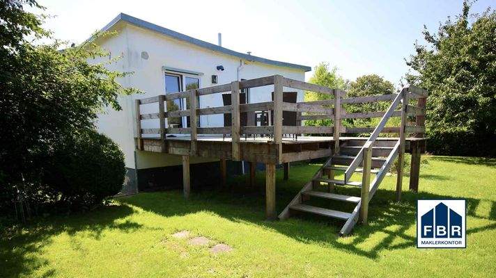 Rückansicht mit Terrasse