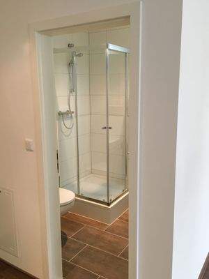 Moderne Bäder mit Dusche