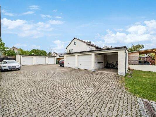 Garagen und Stellplätze