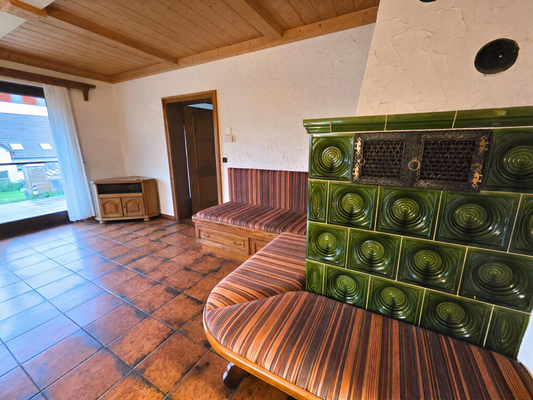 Esszimmerbereich mit Kachelofen.png