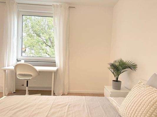 Helles Einzelzimmer mit Fenster