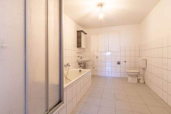 Bad mit Dusche und Badewanne