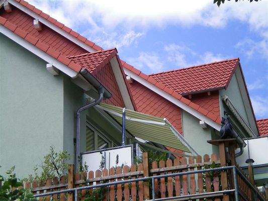 Blick zum Balkon im Sommer