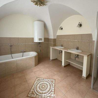 Heller Bad mit eleganter Ausstattung