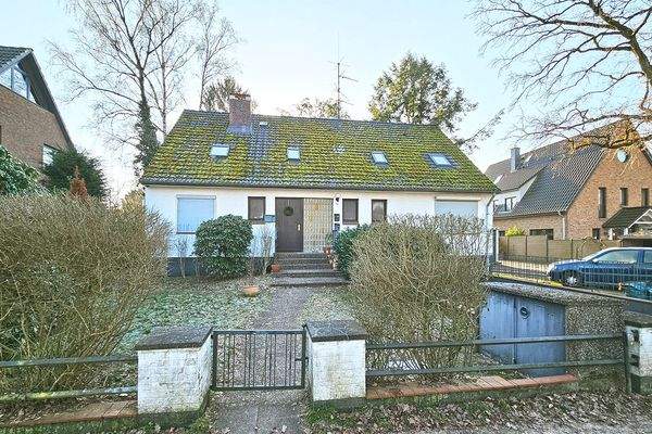 Heute stehen zwei Einzelhäuser mit  mehreren Wohnungen auf dem Grundstück