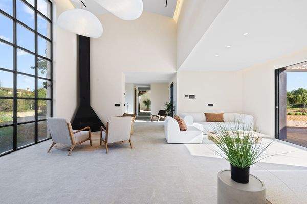 Lichtdurchfluteter Wohnraum mit Kamin