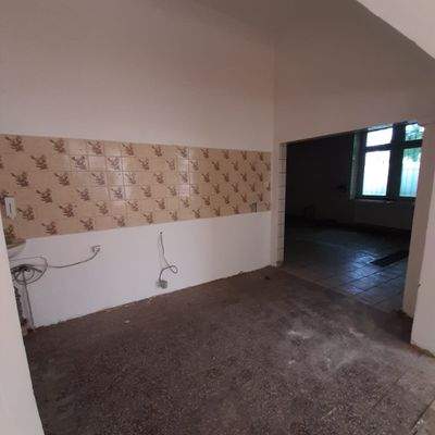 Leerer Raum mit Fliesenwand