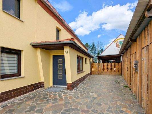 Einfahrt und Hauseingang MFH