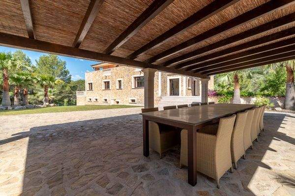 Überdachter Essbereich im Freien