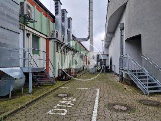 Gelände mit Technikflächen