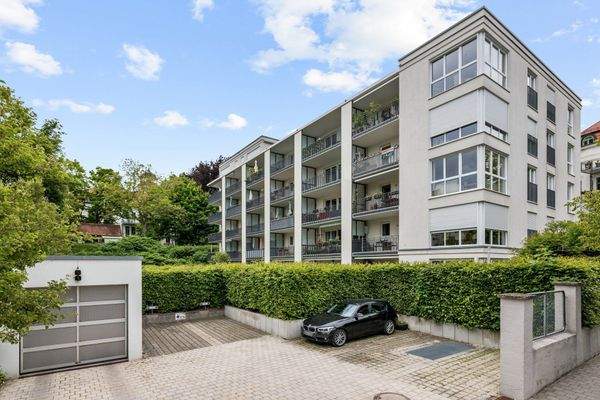 Hausansicht mit Tiefgarage