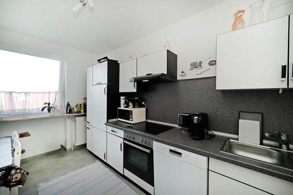 Küche mit Fenster und EBK