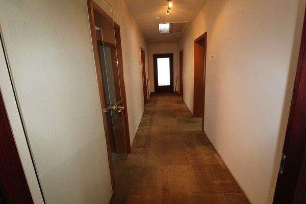 9 - Flur zu den Schlafzimmern & Bad