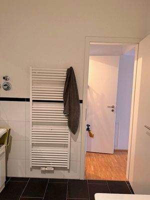 Badezimmer mit Handtuchhalter