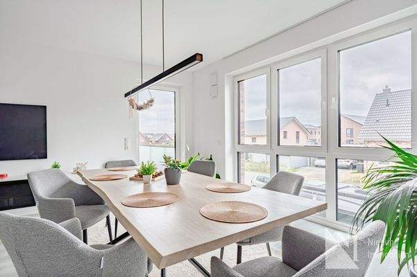 Lichtdurchfluteter Essbereich