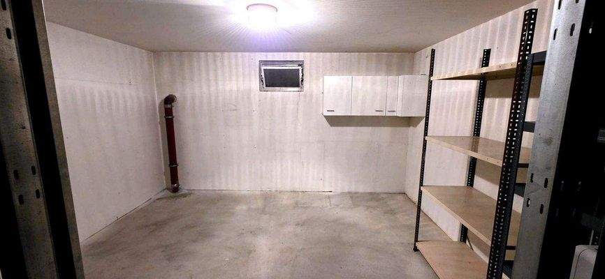 Geräumiger Keller mit Fenster