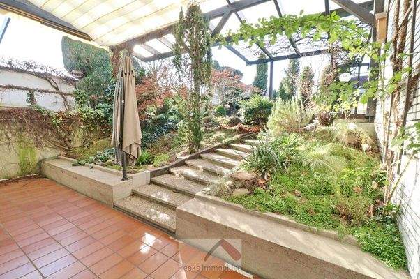 Terrasse (Souterrain) u Böschung