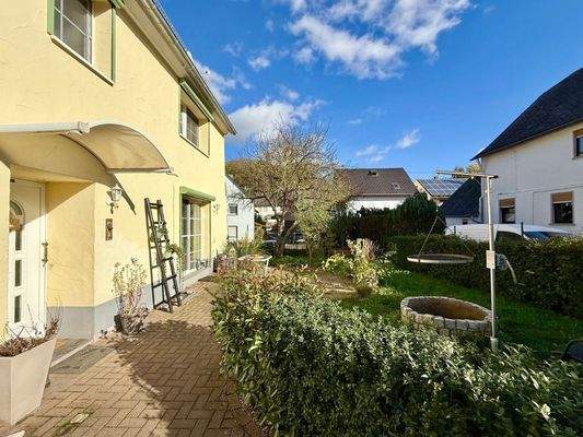 Eingang, Terrasse und Grillplatz