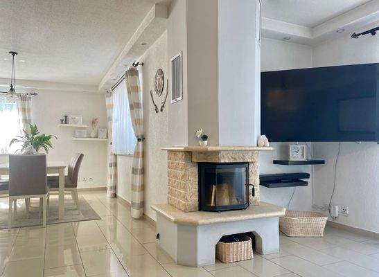 offener Wohnbereich mit Kamin