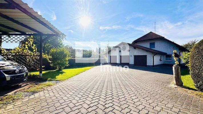 Große Hofeinfahrt / Zufahrt / Carport 1