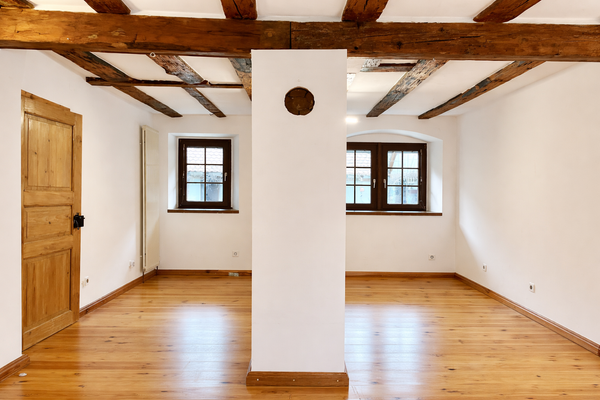 ehemaliger Gesinde- und Stalltrakt: gemütliches Wohn- und Esszimmer mit Kaminanschluss