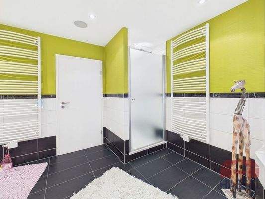 Modern mit Wanne und Dusche