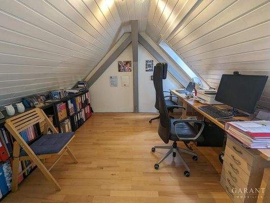 praktisches Büro im Dachspitz