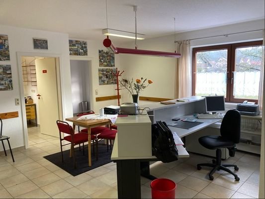 separate Büro / Praxisfläche im Erdgeschoss mit diversen Einzelräumen & Sanitärbereich