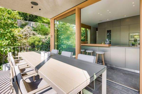 Sonnige West-Loggia mit Abendsonne