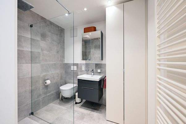 Modernes Bad mit zeitloser Eleganz