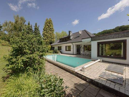 Außenbereich mit Pool