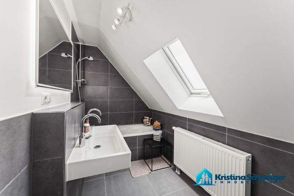 Bad mit Badewanne &amp; Fenster