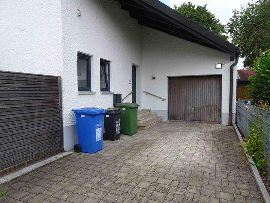 Hauseingang und Garage