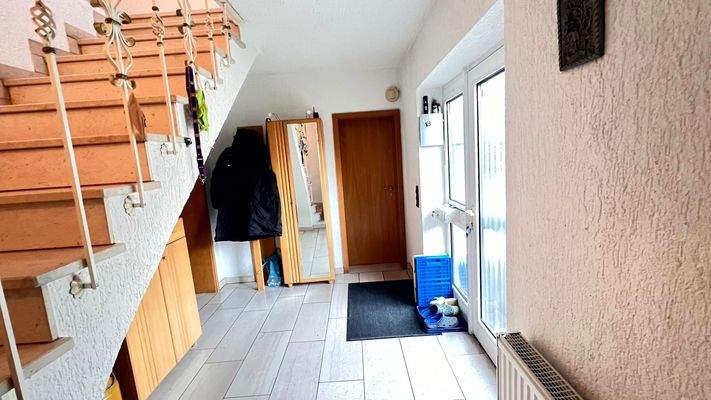 Flur mit Treppenaufgang Haupthaus