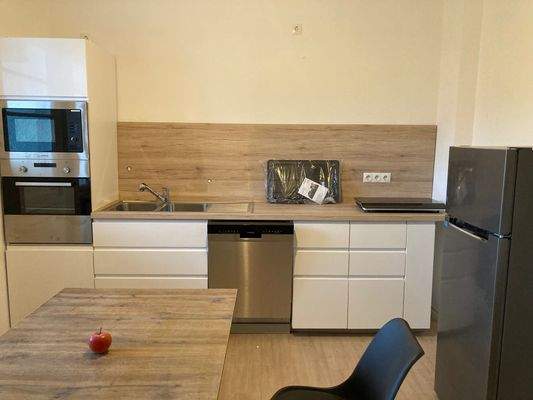 Gemeinschaftsküche mit Kühlschrank, Spülmaschine, Doppelinduktion pro Mieter, Backofen, Microwelle