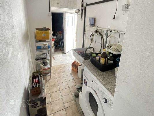 Durchgang zu den Garagen.jpg