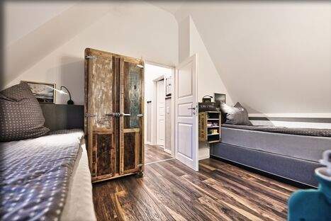 Schlafzimmer 2 mit 2 Betten.jpeg