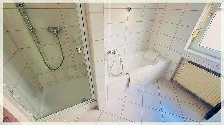 Tageslichtbad mit Wanne u sep. Dusche