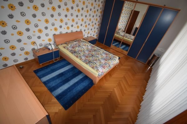 EG: Schlafzimmer mit Parkett neben Bad und Ankl.