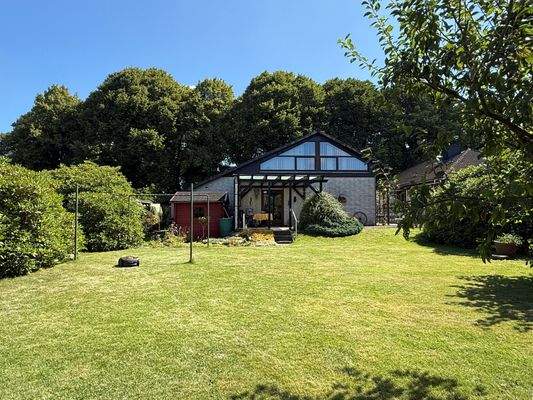 Rückansicht mit Grundstück