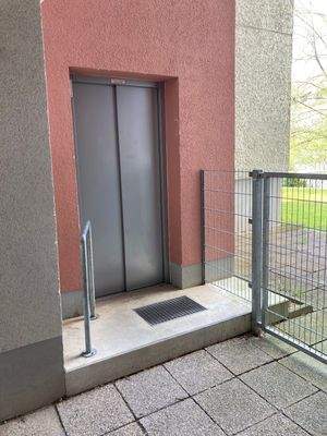 Zugang zum Aufzug