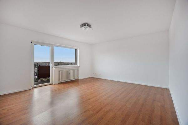 Wohnzimmer mit Zugang auf den Balkon