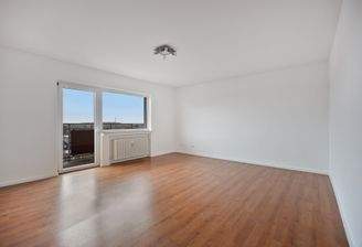 Wohnzimmer mit Zugang auf den Balkon