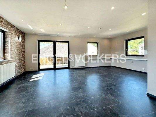 Wohnbereich mit Zugang zum Balkon EG