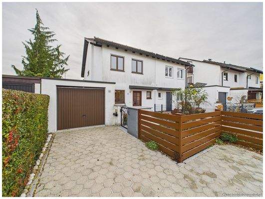 Garage und Stellplatz