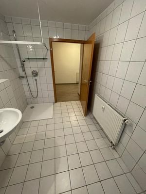 WC, Dusche und Waschtisch