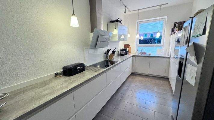 Küche mit Einbauküche