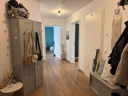 Moderner Flur mit Dekoration