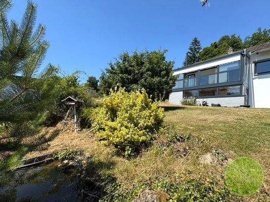 Weitläufiger Garten.